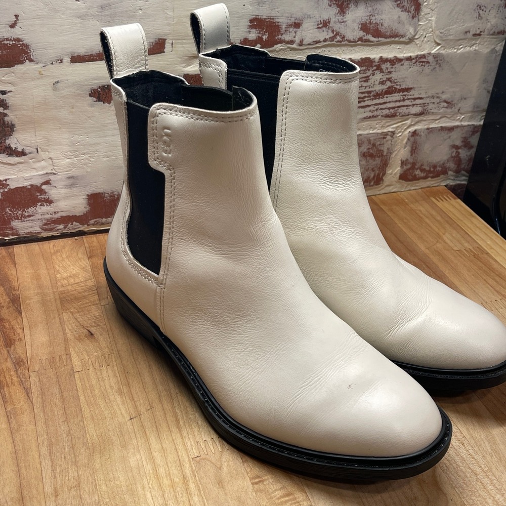 UGG Markstrum White Leather Chelsea Ankle Boots 1113421‎ Womens Size 7